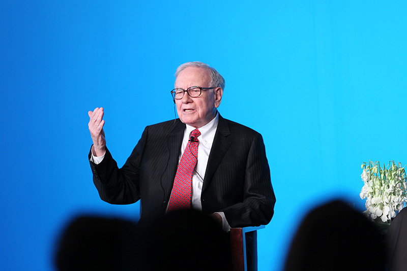 How Warren Buffet Makes And Spends His $118 Billion Dollars