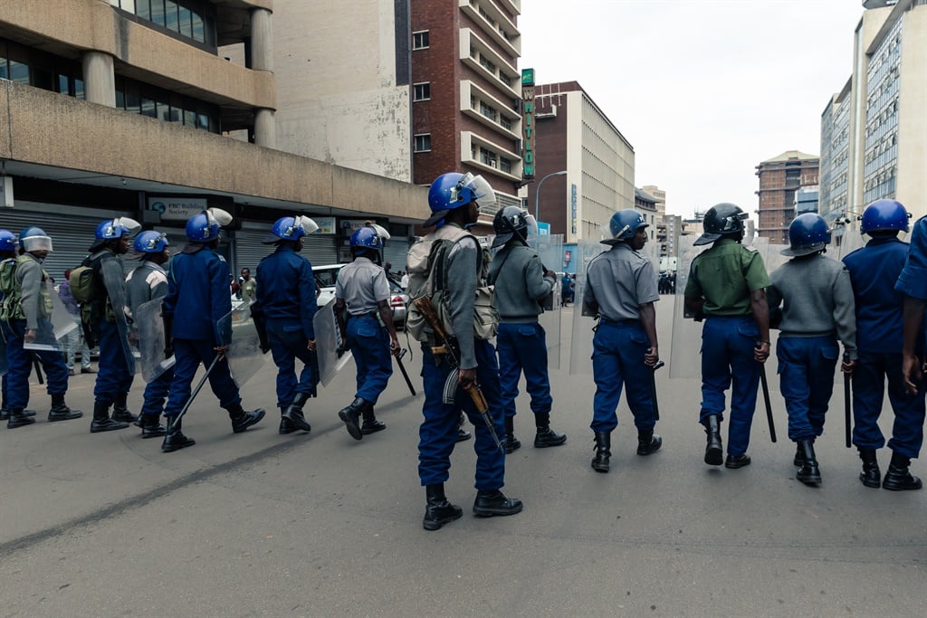 Zimbabwe Police Storm Opposition MP's Home, Arrest 25      