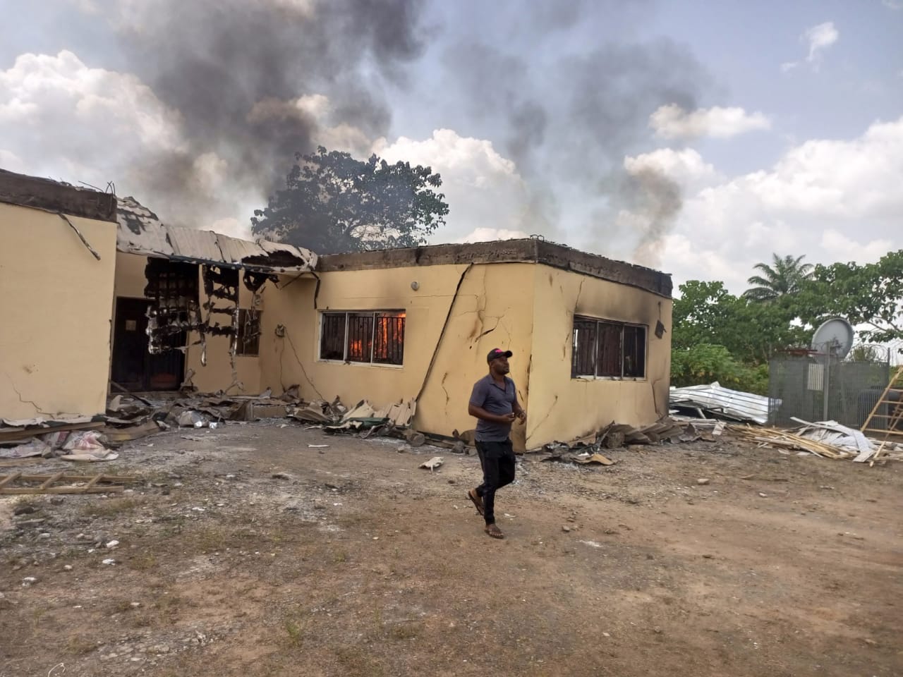 Nigeria: Thugs Invaded INEC Office In Enugu, Set Building On Fire