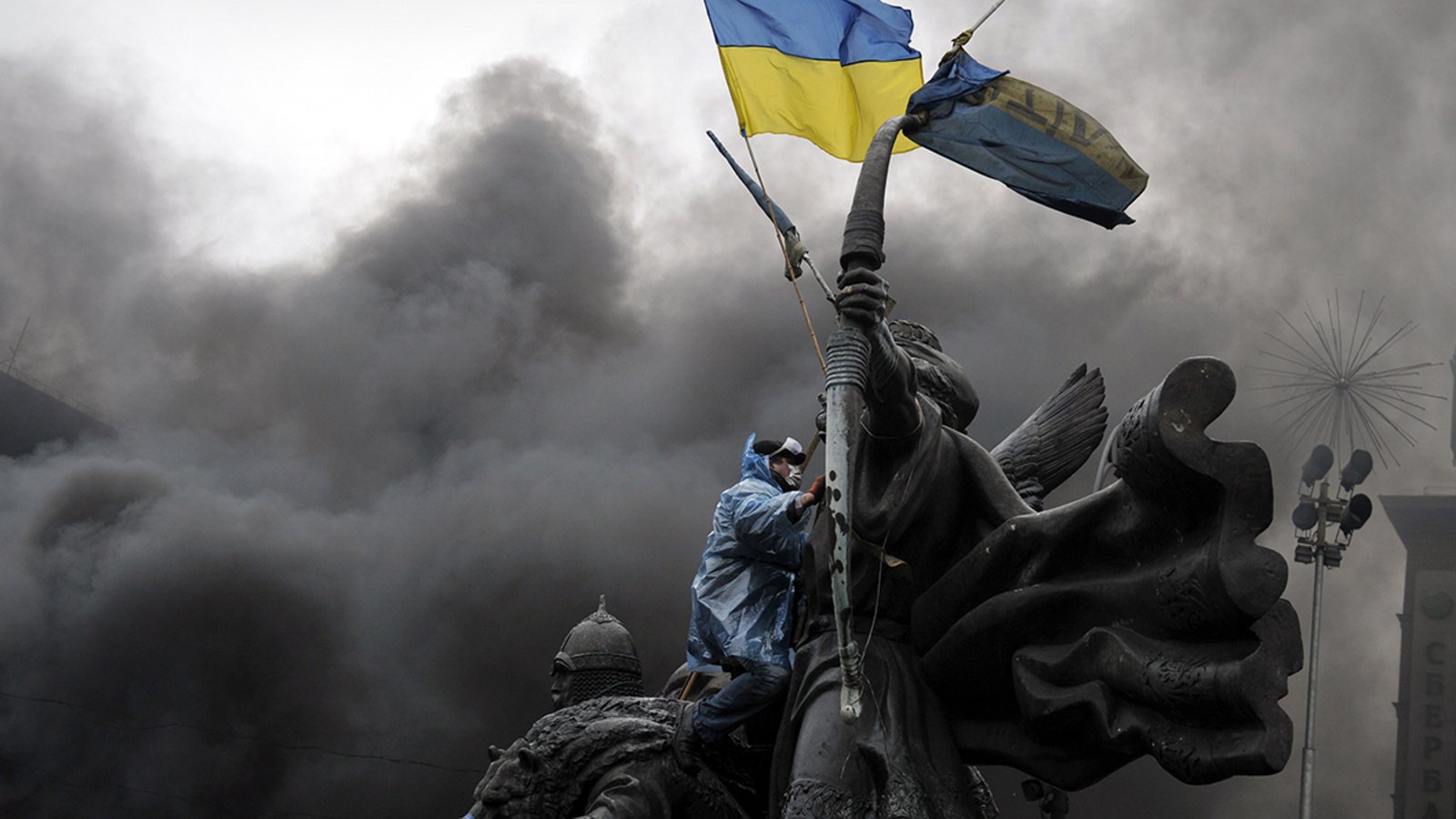 Elite Ukraine Athletes Pay A Resolute Homage To a Wounded Soldier During Ongoing War