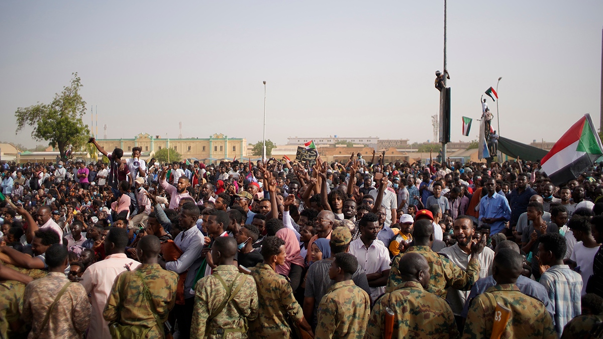 Protesters Rally In Support Of The Army In Port Sudan As Conflict Displaces Over 700 000