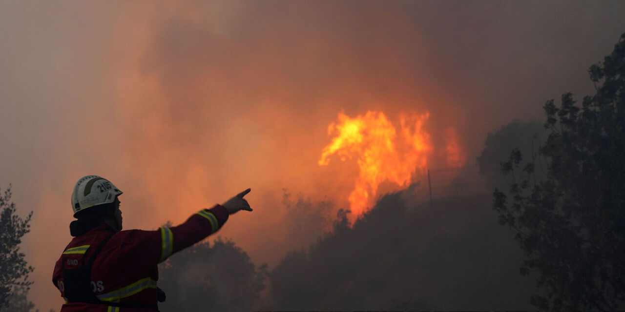 Hundreds of Firefighters Battle Wildfire Threatening Portuguese Natural Park Near Cascais