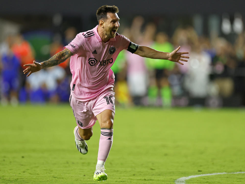 Lionel Messi Presents Customized Gifts to Inter Miami Teammates Following Atlanta United Win