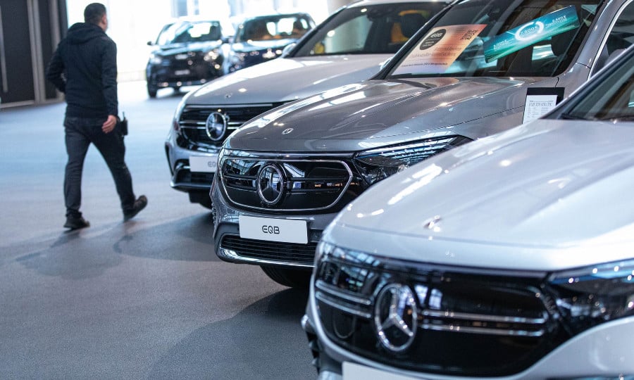 Mercedes-Benz Boosts Earnings Outlook Amid Easing Supply Issues