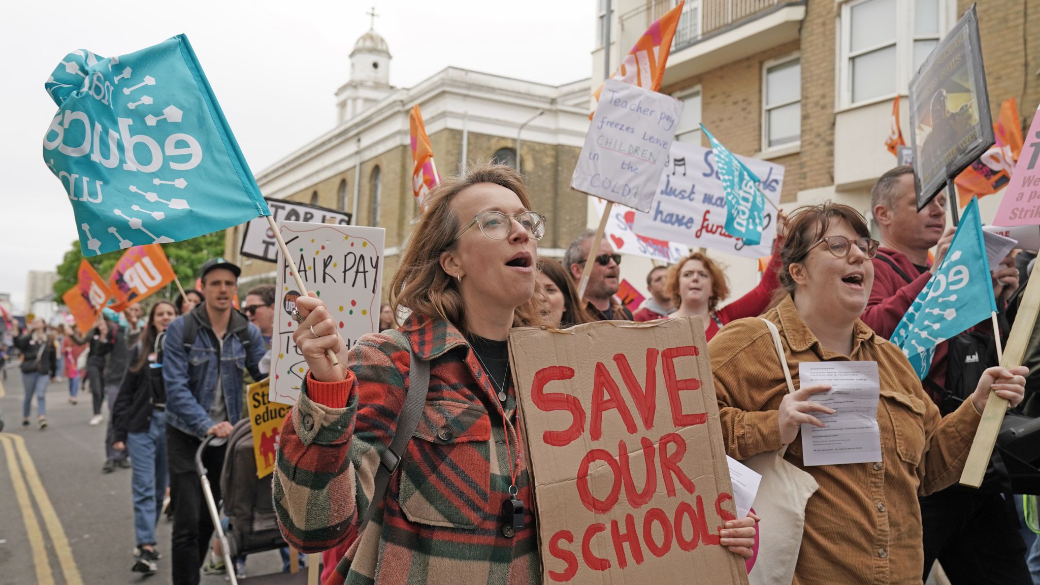 UK's Largest Teaching Union Accepts Government's Pay Offer