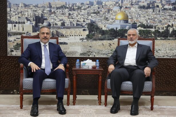 Turkish Foreign Minister Meets Hamas Leader Haniyeh in Doha