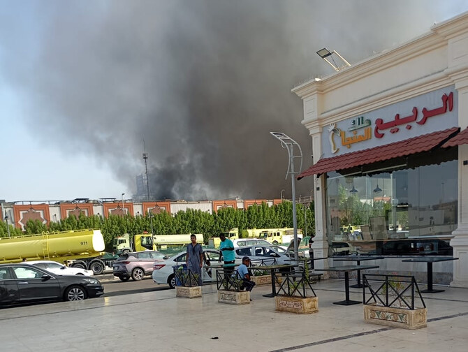 Fire Breaks Out at Jeddah International Market Building in Al Rawdah District, Causing Partial Collapse