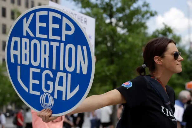 Judge Halts Tennessee Law Banning Adults from Assisting Minors in Abortions Without Parental Consent