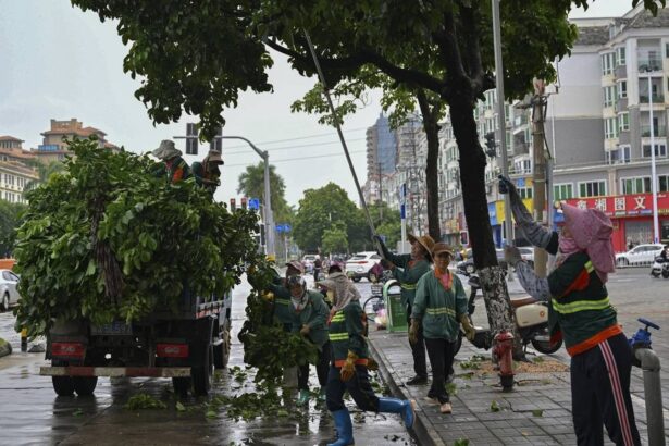 Super Typhoon Yagi Hits Hainan, Closing Schools and Grounding Flights